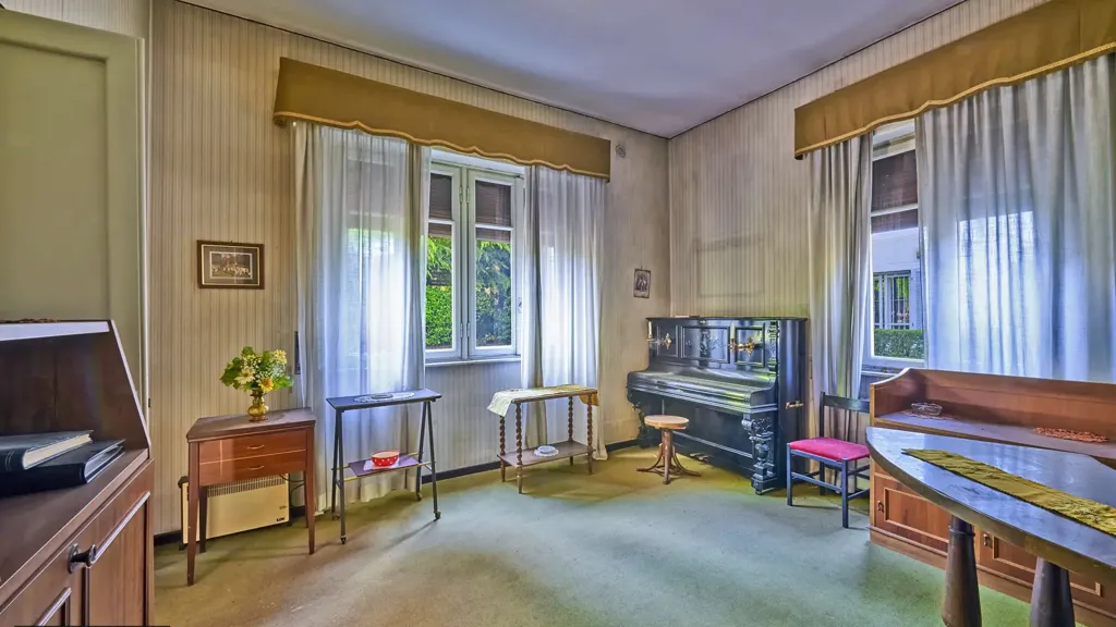 Bureau - Bifurcated Villa with Garden in Villa Guardia