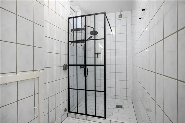 Salles de bain - 5-Room Apartment with Shared Garden in Central Location
