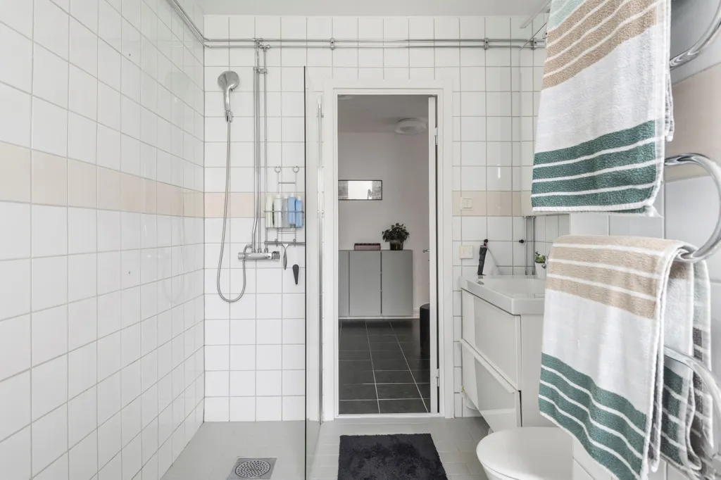 Vannitoad - Apartment with Balcony in Mariehem