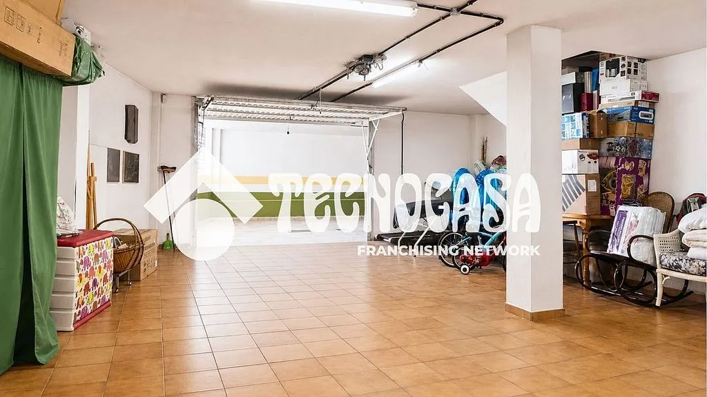 Garage - Terraced Semi-Detached House in Taco