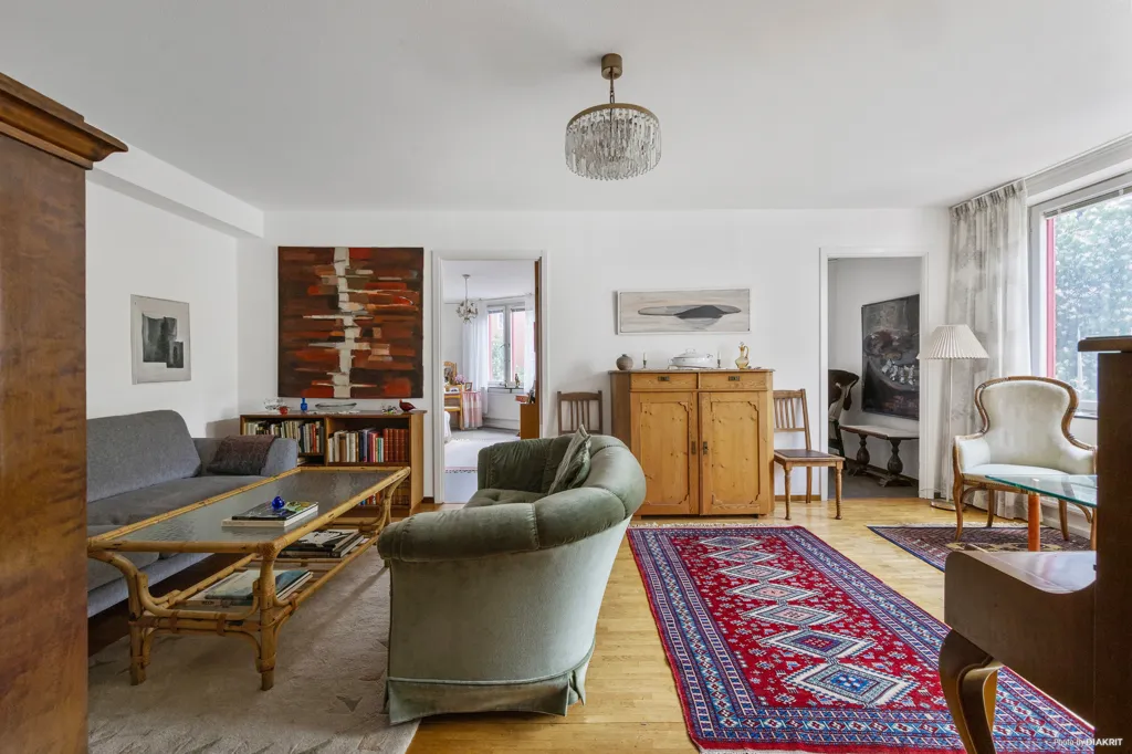 Elutuba - Corner Apartment with Sunny Balcony at Karlaplan