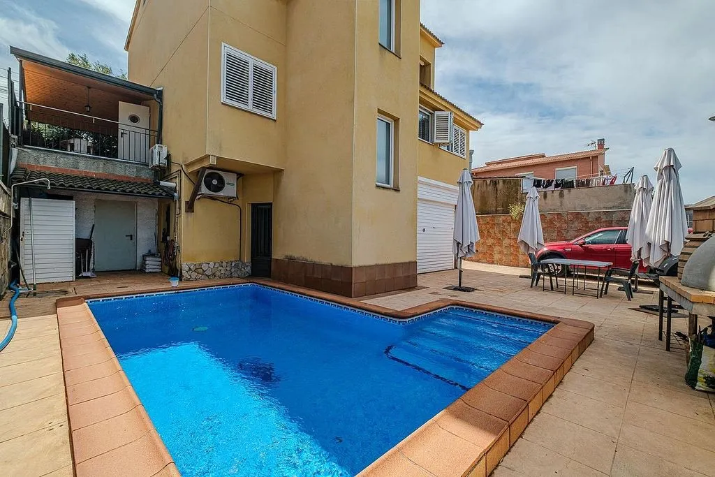 Bassein - Chalet with Pool and Terrace in Abrera