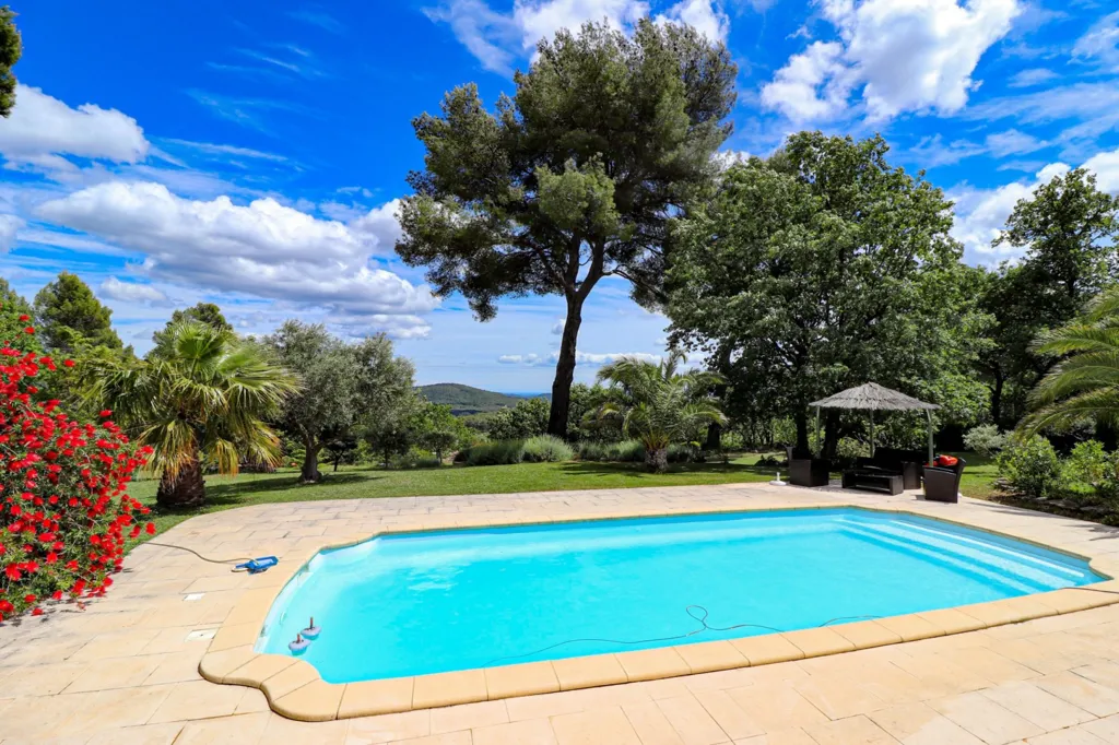 Piscine - Propriété avec Piscine et Jardin Paysager à Flayosc