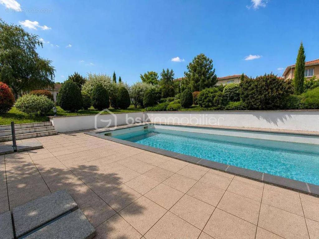 Piscine - Maison Traditionnelle avec Piscine sur Parcelle Arborée à Proximité