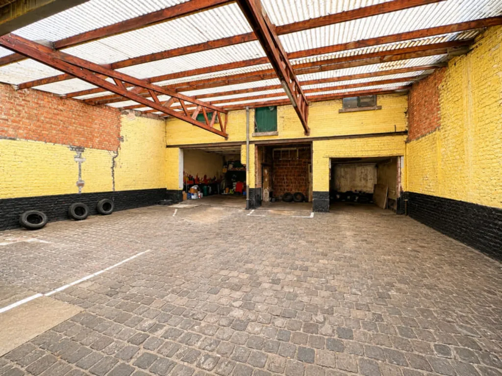 Garaaž - Rental House with Terraces in Anderlecht