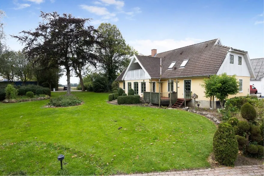 Garden - Mixed-Use Property with Expansive Land in Høng