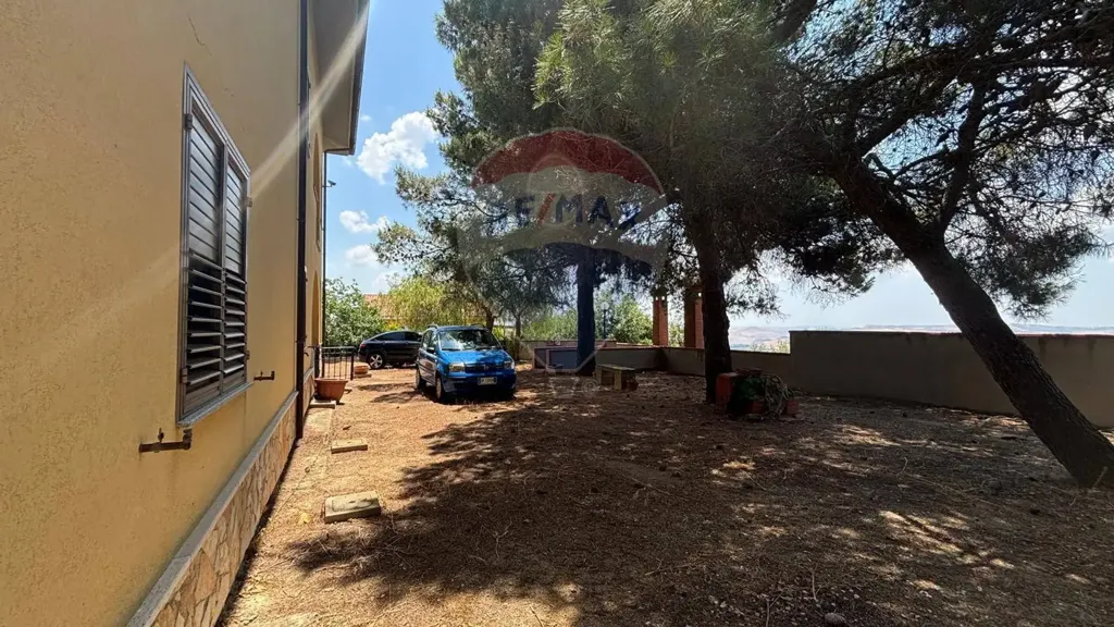 Jardin - Bifamiliar Villa with Garden in Caltanissetta