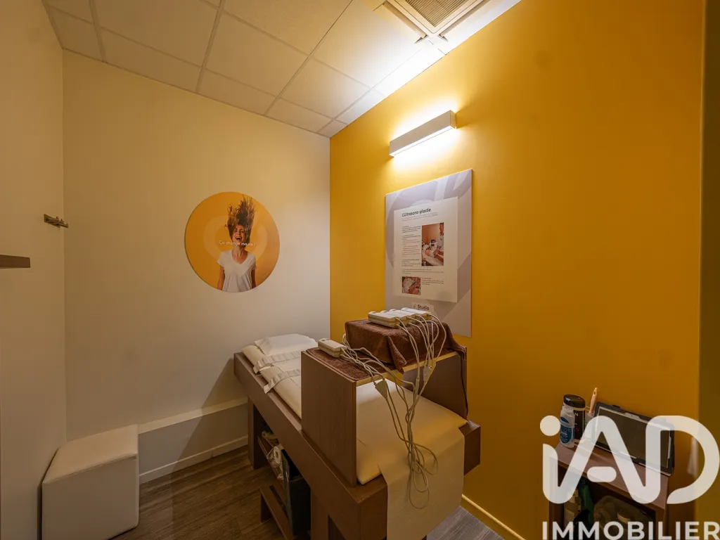 Rooms - Established Salon in Commercial Zone, Aubenas