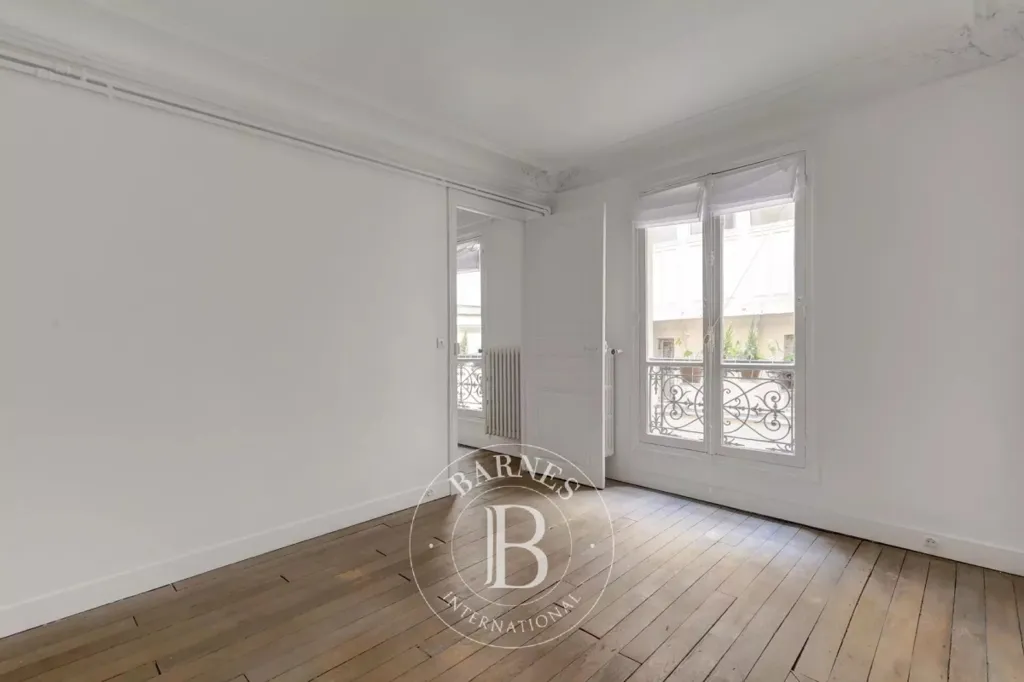 Rooms - 3-Piece Parisian Flat with Courtyard View