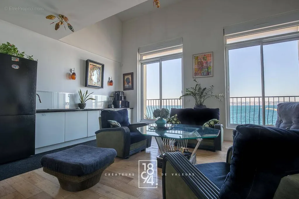 Séjour - Duplex T4 avec Vue Mer Panoramique à la Corniche