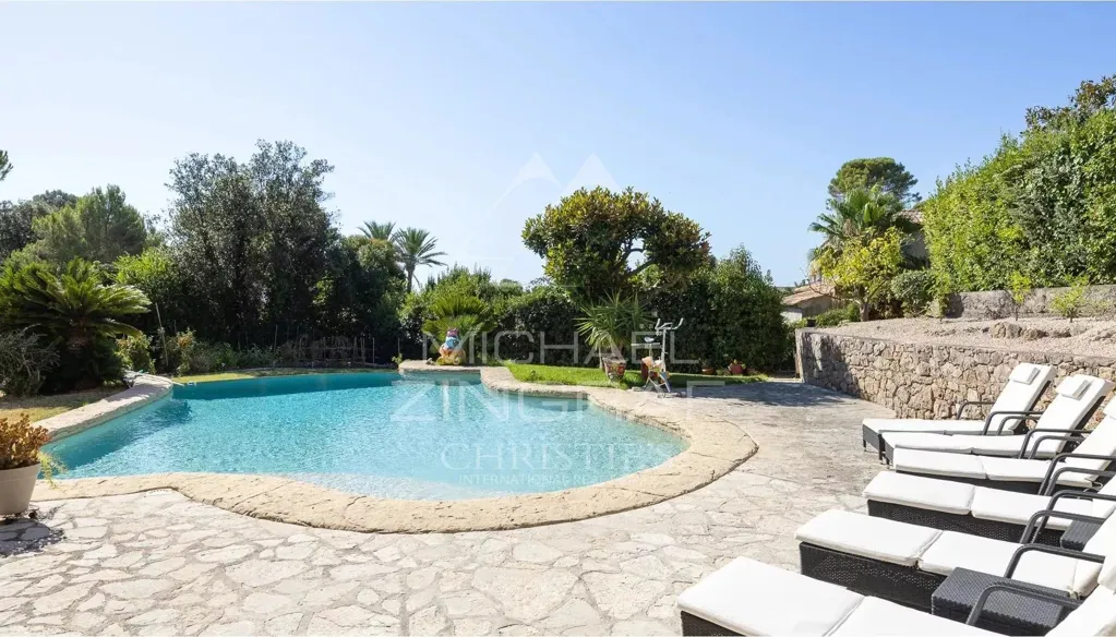 Pool - Villa with Infinity Pool in Saint-Maymes, Antibes