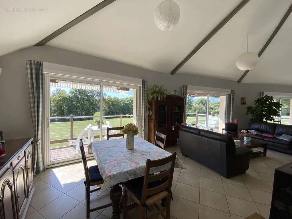 Salle à manger - Propriété Contemporaine avec Parc à 8 km de Châtellerault