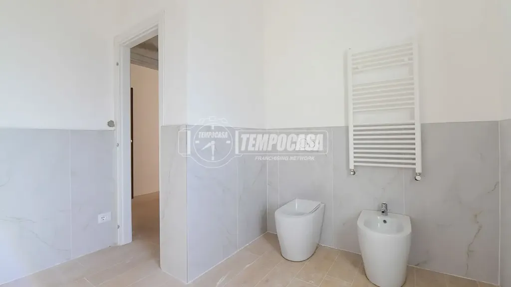 Salles de bain - Rear-Facing Apartment with Balcony in Cantù