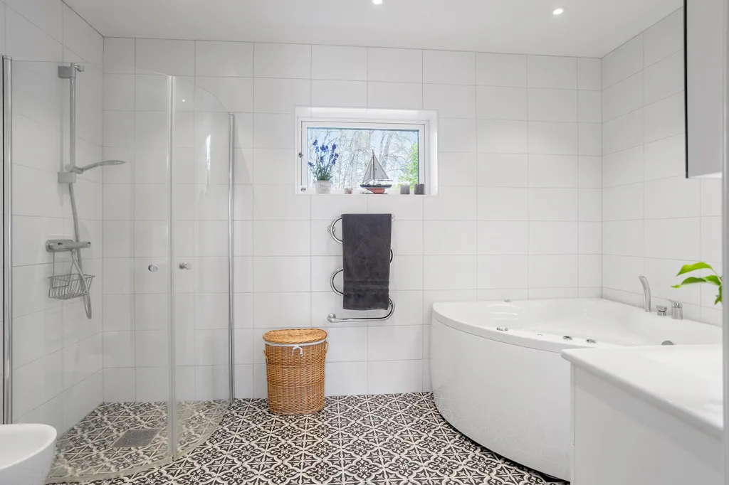 Bagni - Contemporary Villa with Pool in Läggesta