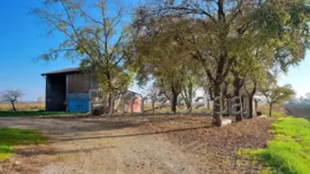 Aed - Rustic Farmhouse with Potential in Asola