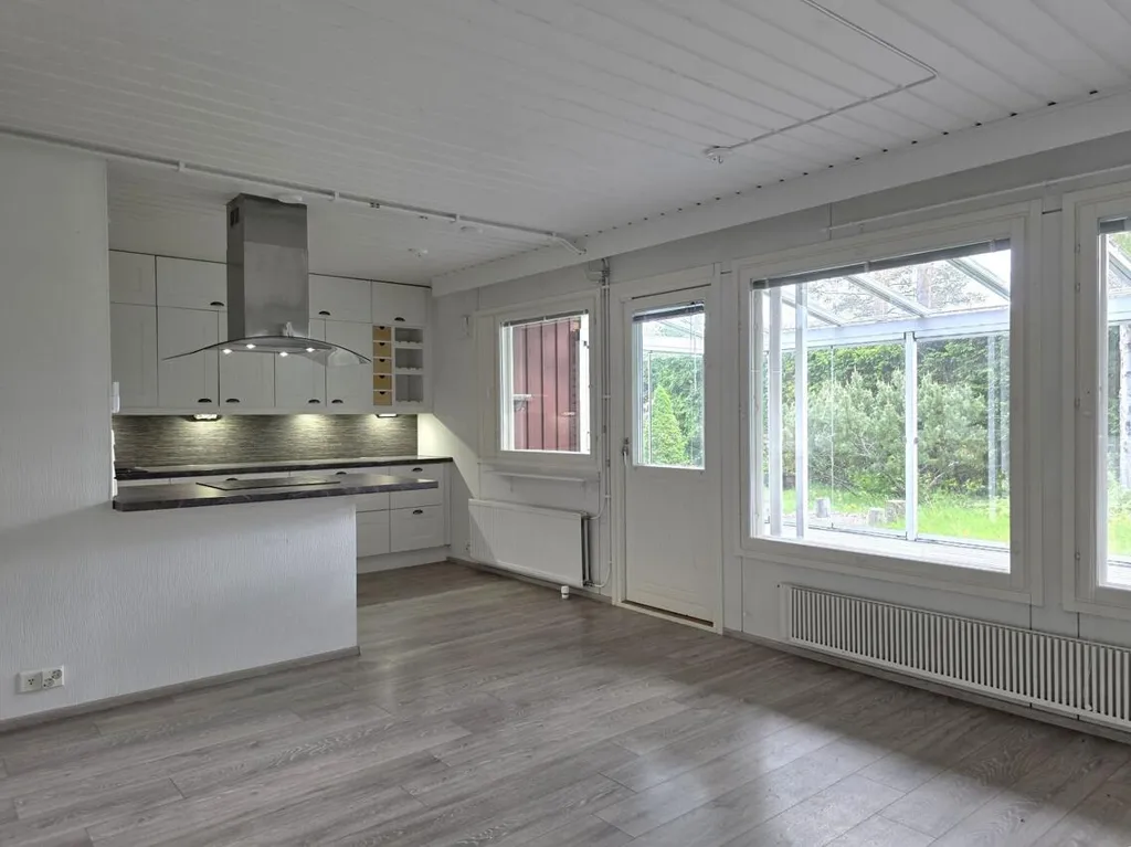 Köök - Modernised House with Balcony and Sauna in Helsinki