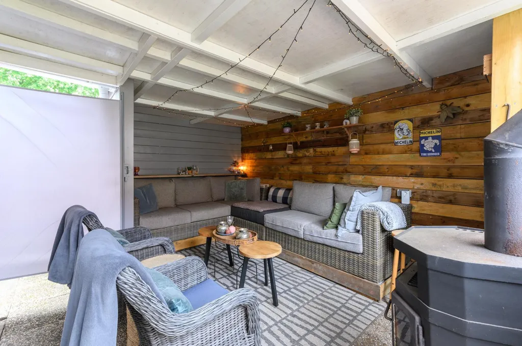 Terrass - Spacious 5-Bedroom House with Deep Garden in Almere