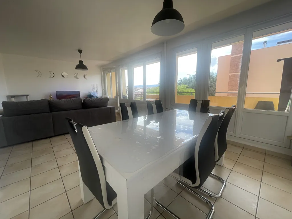 Söögituba - Bright Three-Bedroom Flat with Balcony in Roanne