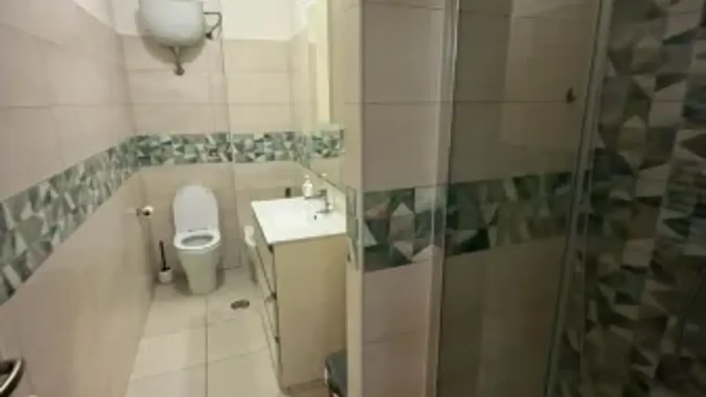 Salles de bain - Rear-Facing Apartment in Frosinone Centre