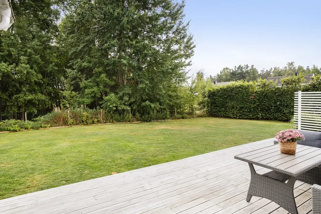 Jardin - Modern 1-Plan Villa with Garden in Suburb