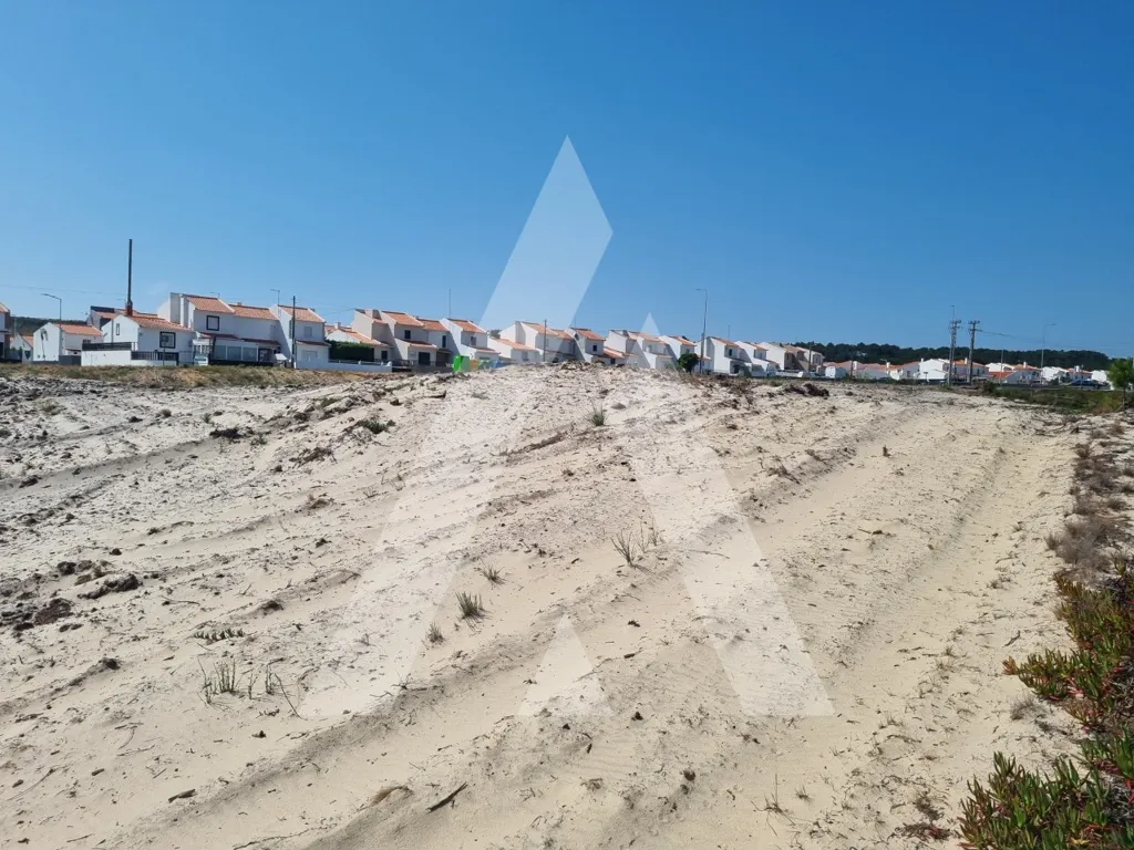 Aed - Construction Plot with 10 Apartments in Nazaré