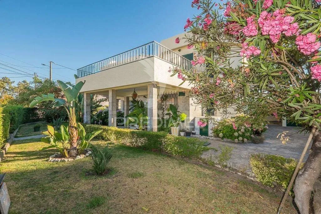 Aed - Classical 1970s House with Pool Space in Belverde
