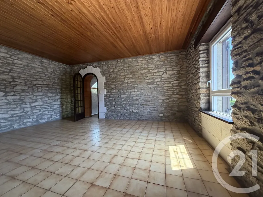 Toad - Commercial Building with Large Plot in Treillières