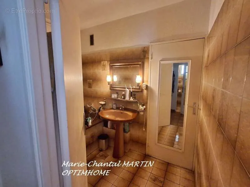 Bathrooms - T4 Apartment with Balcony in Marseille