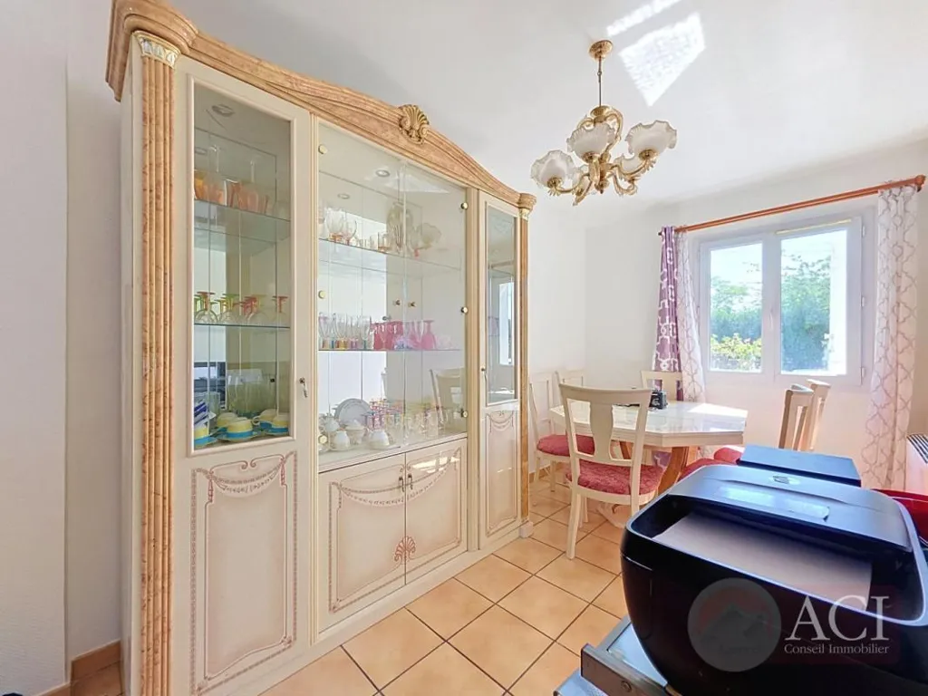 Söögituba - 6-Piece House with Garden in Sarcelles