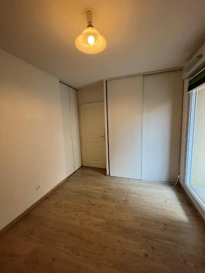 Pièces - Appartement Meublé avec Balcon et Garages à Proximité de Grand Clément