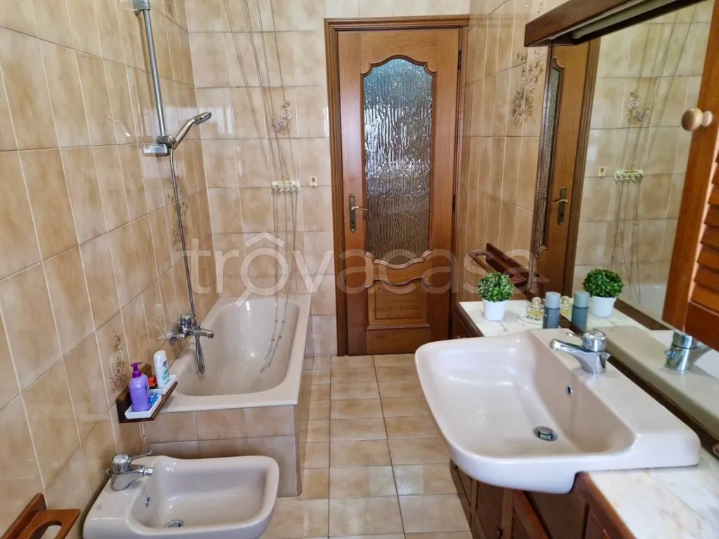 Salles de bain - Apartment with Three Exposures in Turin