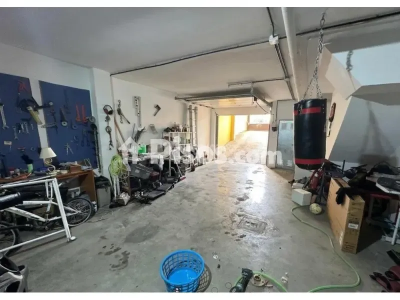 Garage - Twin-Storey House with Private Garage in Mengíbar