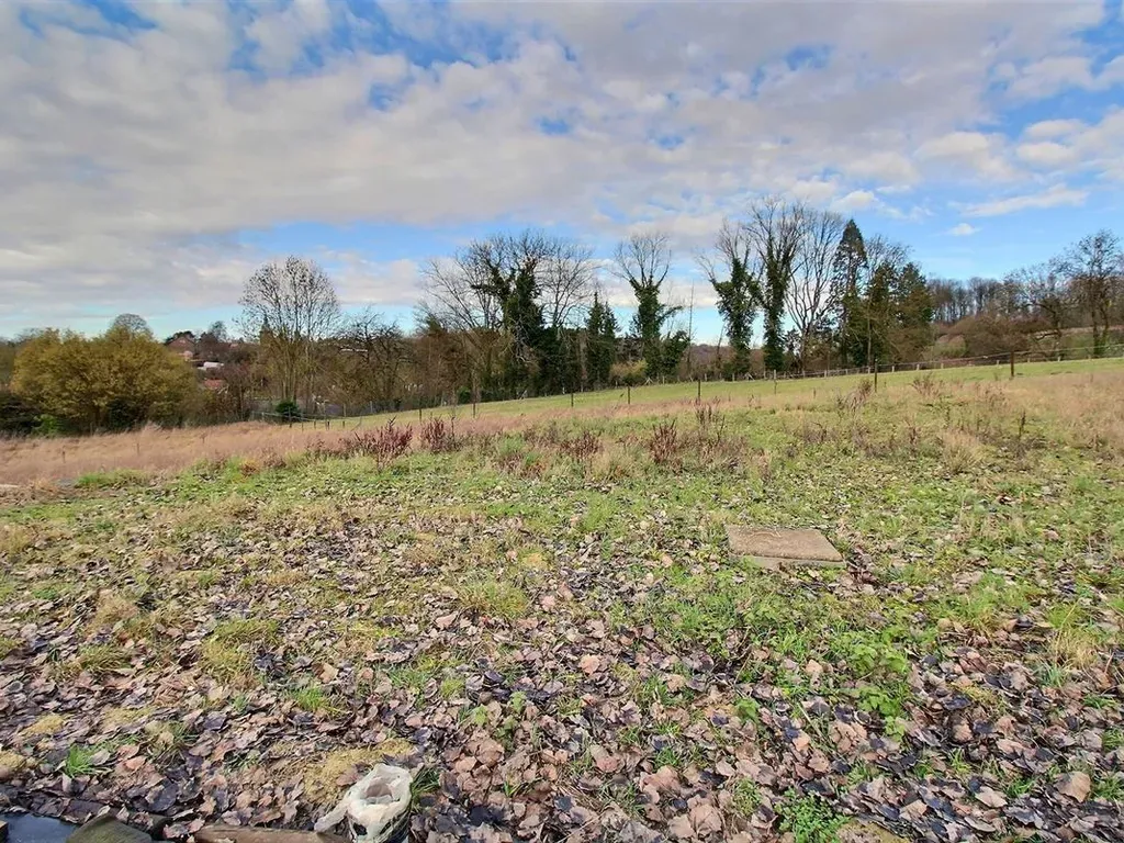 Garden - Buildable Plot with Undercroft in Saint-Denis