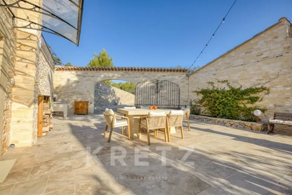 Aed - Rustic Estate with 3 Gites in Pierrevert