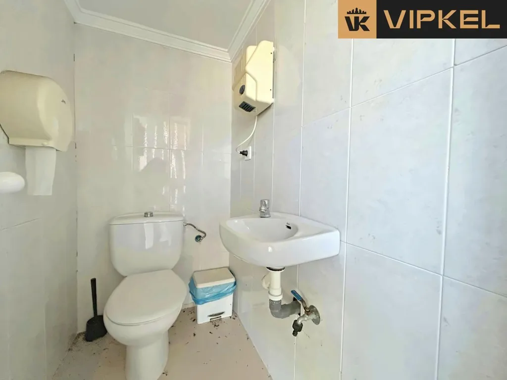 Vannitoad - Commercial Property with High Visibility in El Torno
