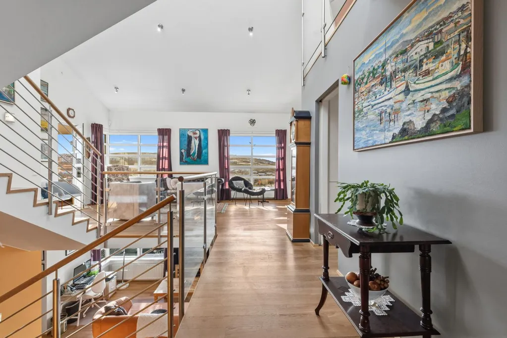 Toad - Three-Storey Apartment with Sea View in Hafnarfjörður