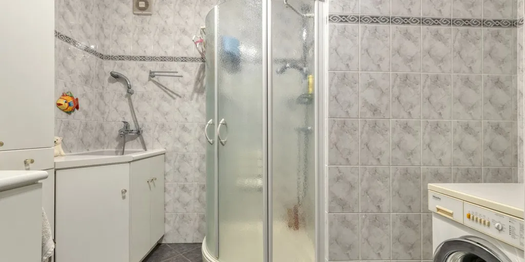 Salles de bain - Appartement avec Terrasse et Garage à Schoten
