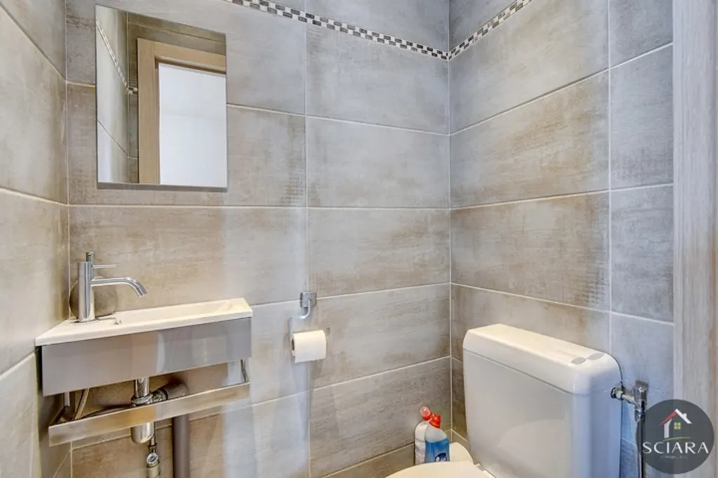 Bagni - 2-Bed Flat with Balcony on Top Floor in City Centre