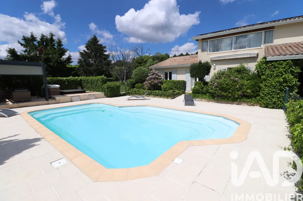 Piscine - Maison Contemporaine avec Piscine à Orignolles