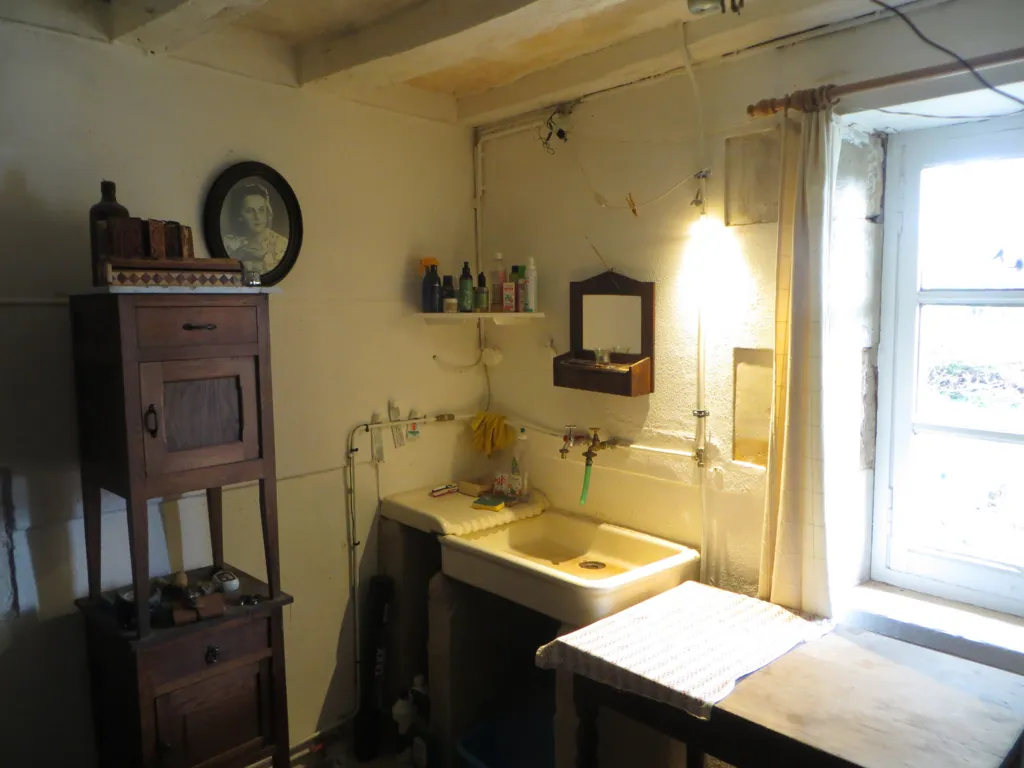 Salles de bain - Maison de Campagne au Calme avec Jardin à Heugnes