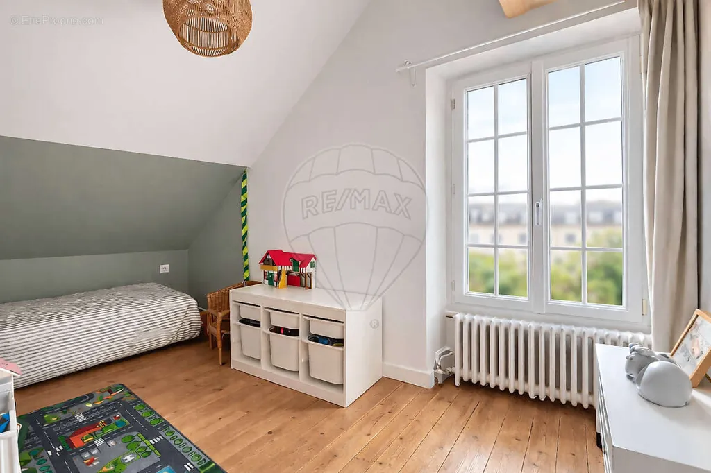 Bedrooms - Charming 1920s House with Garden in Senlis