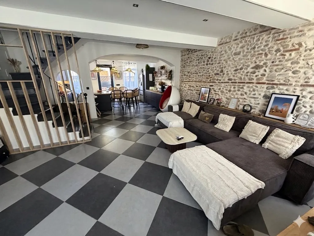 Elutuba - Contemporary Townhouse with Terrace in Bompas