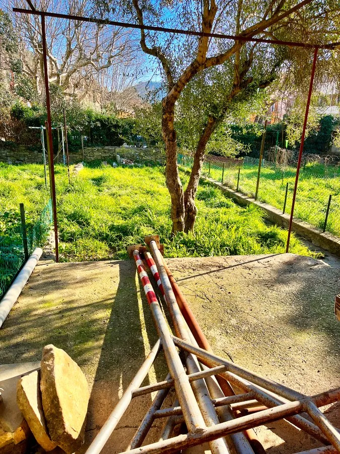 Jardin - Remise à Aménager avec Jardin au Centre de Correns
