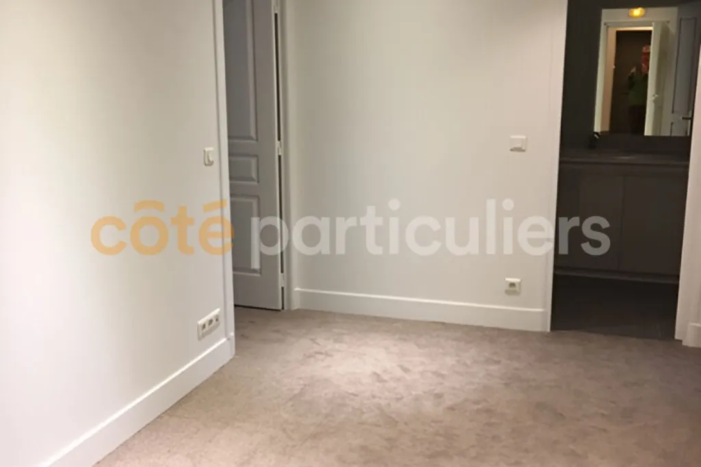 Entrée - Plateau de Bureau avec Ascenseur à Paris 2ème