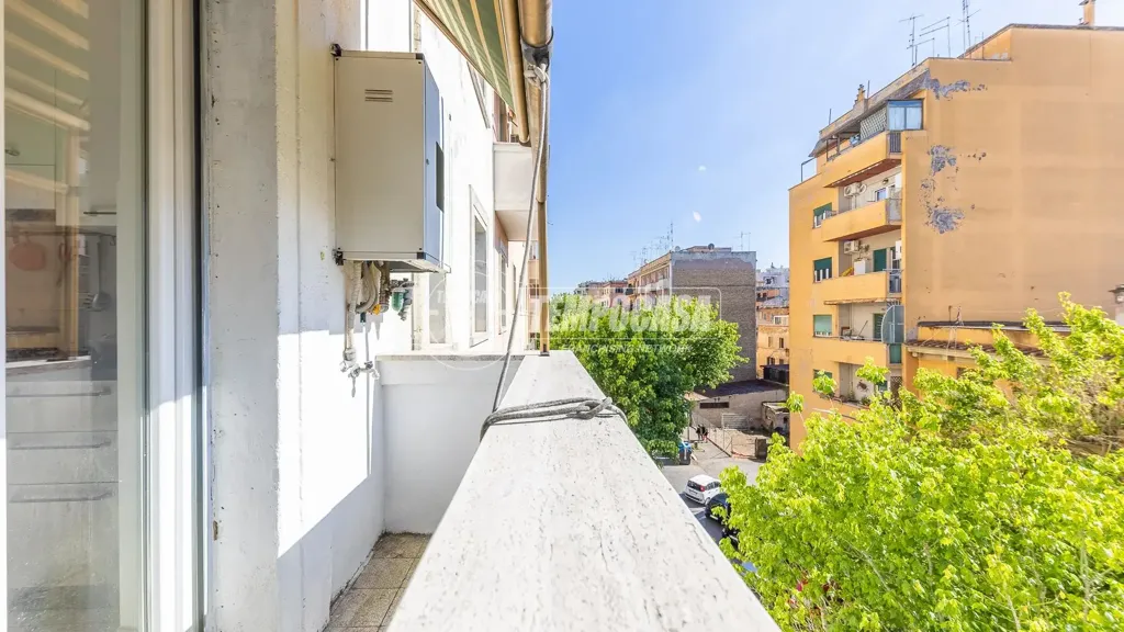 Rõdu - Ristrutturated Flat with Balcony in Rome
