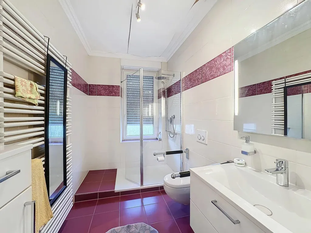 Salles de bain - Maison Jumelée avec Jardin à Wecker