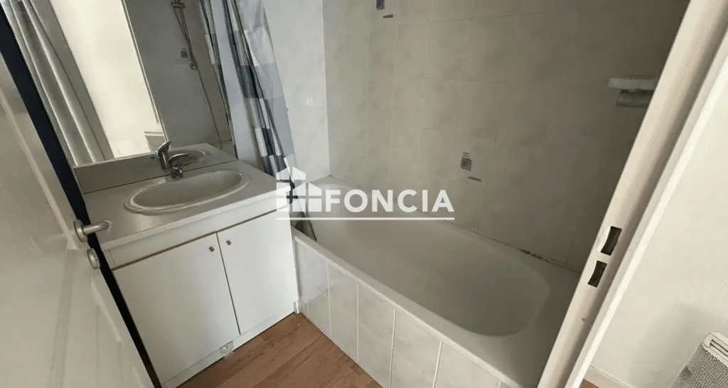 Bathrooms - Studio with Balcony near Poitiers University