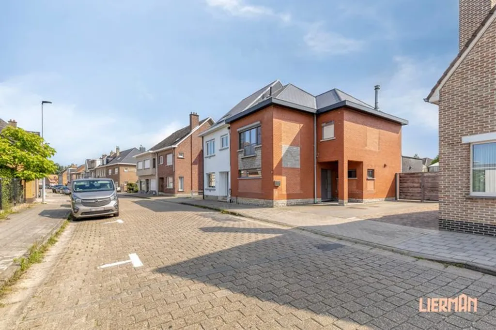 Extérieur - Maison Rénovée avec Terrasse à Aalst