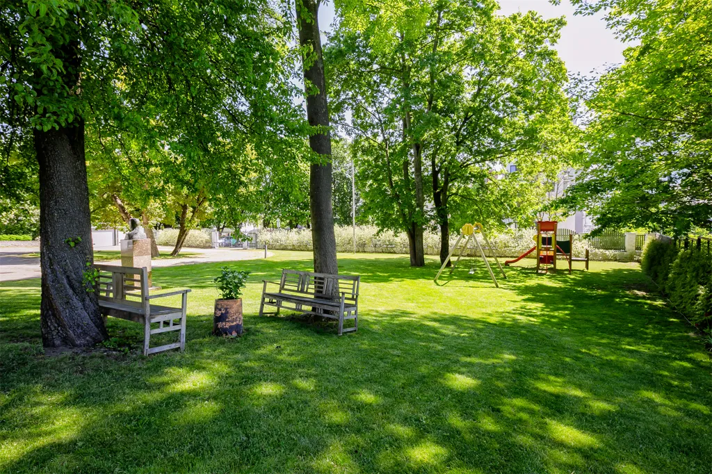 Garden - Historic Villa with Garden in Tallinn