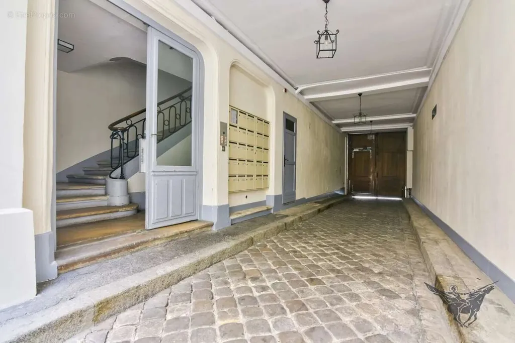 Entrée - Appartement Ancien avec Cuisine Ouverte 10ème Arrondissement